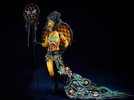 错综复杂的蜂巢细节使这一设计震慑人心 错综复杂的蜂巢细节使这一设计震慑人心