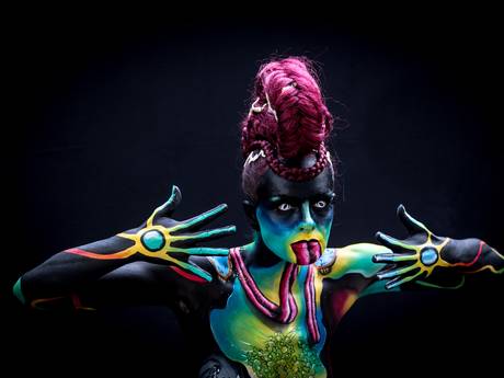 花哨的颜色和伸出的舌头营造了一种爬行动物的感觉