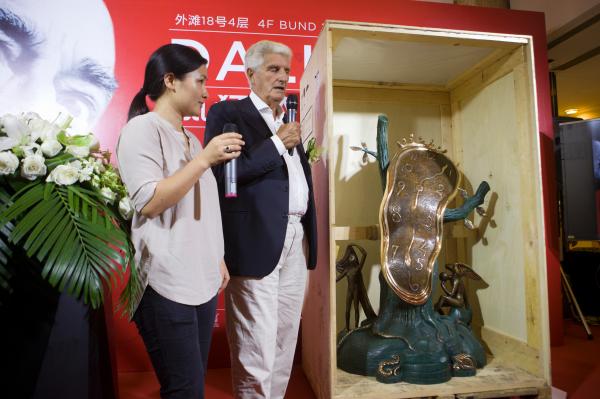 2015年8月26日,外滩18号,班纳米诺·莱威(右)介绍《高贵的时间》展品。 澎湃新闻记者 朱伟辉 图 2015年8月26日,外滩18号,班纳米诺·莱威(右)介绍《高贵的时间》展品。 澎湃新闻记者 朱伟辉 图