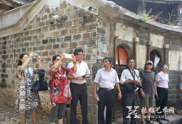 艺术家们在绳武楼考察 艺术家们在绳武楼考察
