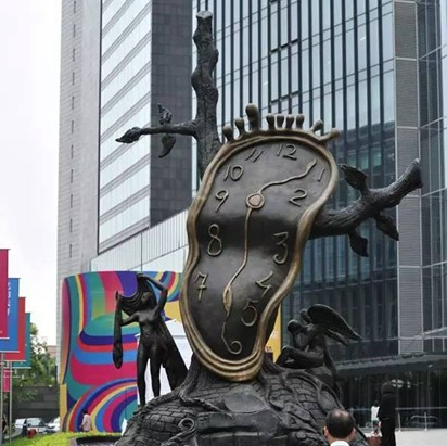 位于上海街头的“融化的时钟”雕塑