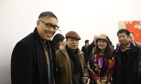 批评家巫鸿（左一），艺术家尚扬（左二）在展览现场
