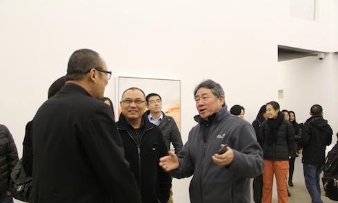 艺术家谭平（右）在展览现场与朱青生交流