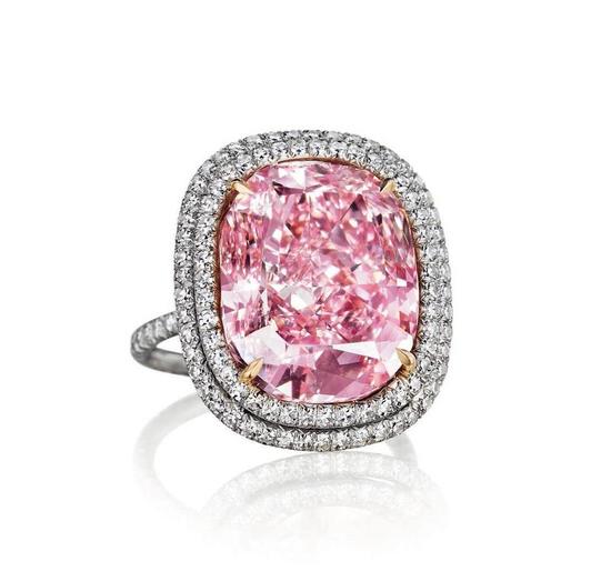 香港富豪拍下1.8亿稀世粉钻送给爱女