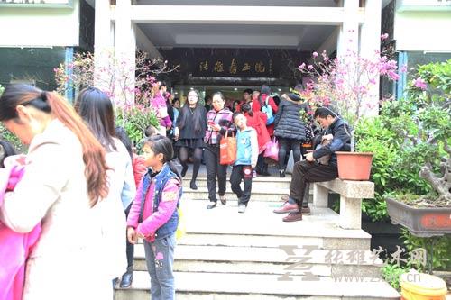 走出赛场，小朋友轻松地依偎在妈妈身旁