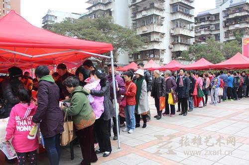 市民排长队参加“2016传递正能量 春联送万家”活动 市民排长队参加“2016传递正能量 春联送万家”活动