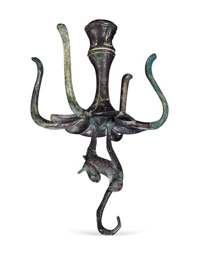 河北博物院藏西汉青铜器《花形悬猿铜钩》。