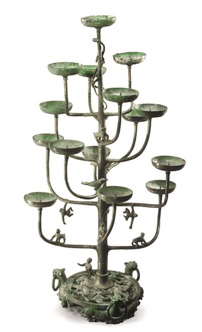 河北博物院藏战国中山王陵出土《十五连盏铜灯》。