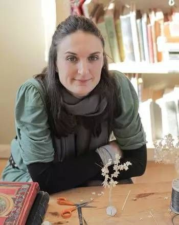 她把被人遗弃的旧书剪成了童话世界 她把被人遗弃的旧书剪成了童话世界