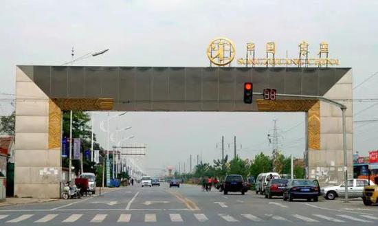 “中国·宋庄”。这个冠名也真是霸气得没谁了，就好像，你可曾听说过“中国·莲花池水沟子”？