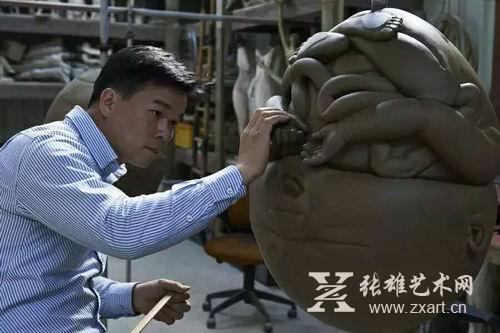 当代艺术家陈文钦正在创作《孕育》系列作品