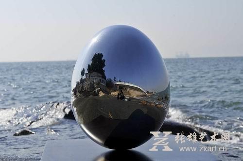 陈文钦作品《站立的蛋》