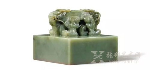 3304清乾隆 乾隆帝御宝青玉交龙钮方玺印文:太上皇帝之宝 估价:80,000,000 – 120,000,000港元/10,316,000 – 15,475,000美元 3304清乾隆 乾隆帝御宝青玉交龙钮方玺印文:太上皇帝之宝 估价:80,000,000 – 120,000,000港元/10,316,000 – 15,475,000美元