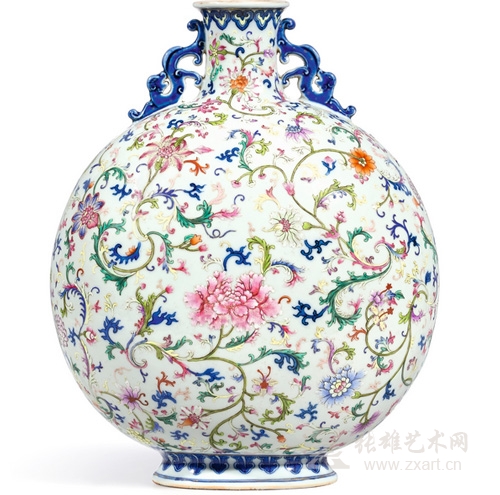 3613清乾隆 粉彩缠枝洋花双螭耳扁壶 《大清乾隆年制》款估价 17,000,000 — 20,000,000港币 3613清乾隆 粉彩缠枝洋花双螭耳扁壶 《大清乾隆年制》款估价 17,000,000 — 20,000,000港币