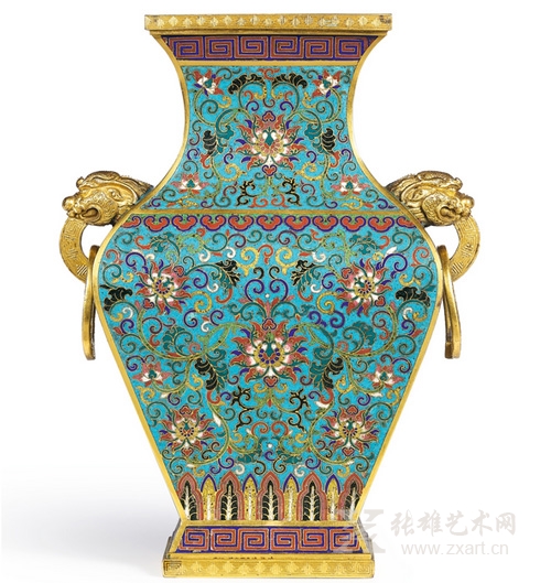 3629清乾隆 掐丝珐琅缠枝莲纹双兽活环耳方壶 《乾隆年制》款估价7,000,000 — 9,000,000港币 3629清乾隆 掐丝珐琅缠枝莲纹双兽活环耳方壶 《乾隆年制》款估价7,000,000 — 9,000,000港币